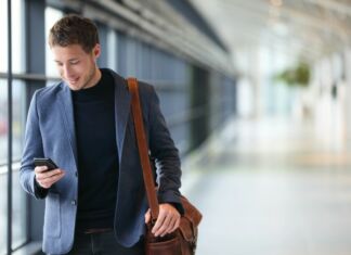 Sådan følger du med i de seneste fodboldnyheder når du er på farten Mand der tjekker sin telefon